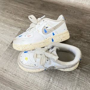 Nike Kid Air Force 1 low paint splatter white shoe